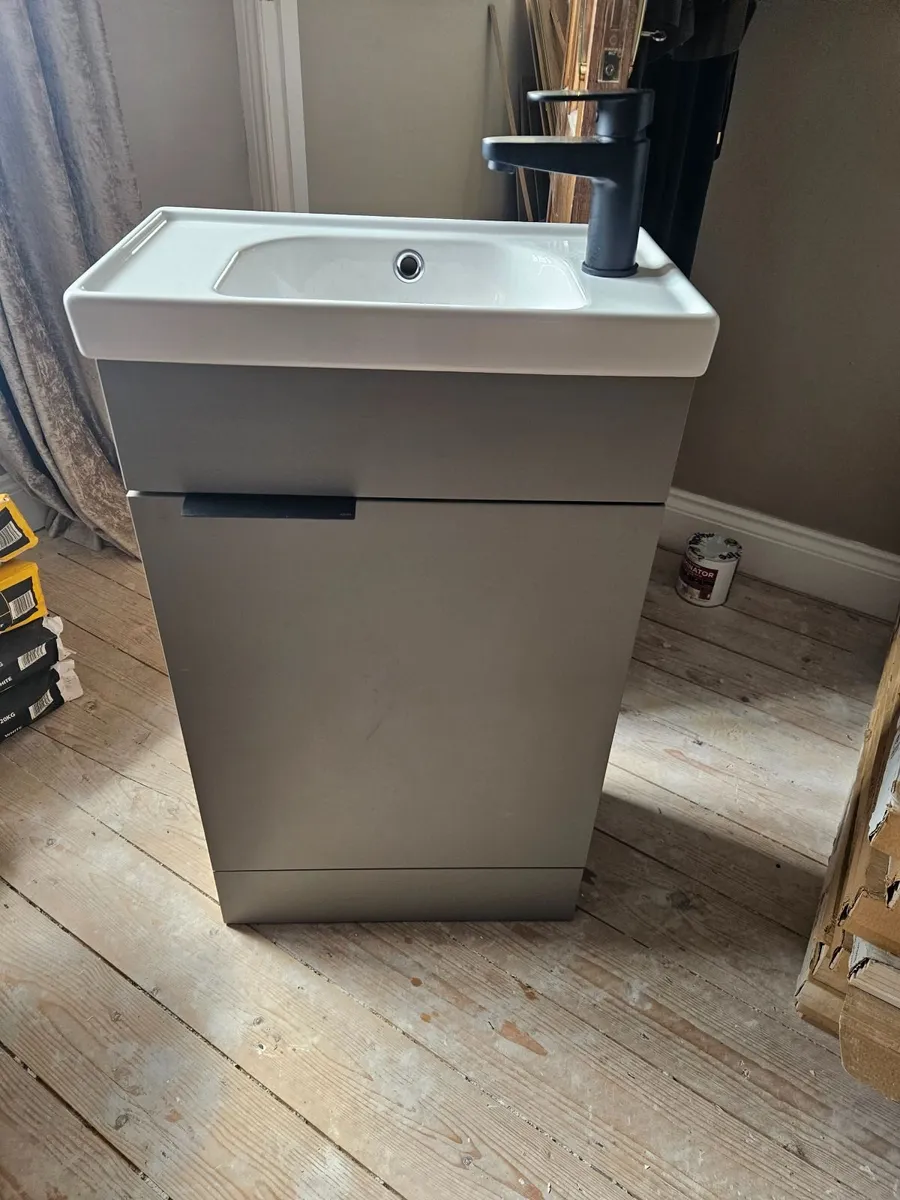 Bathroom unsuite sink - Image 1