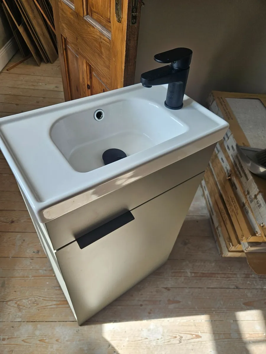 Bathroom unsuite sink - Image 2