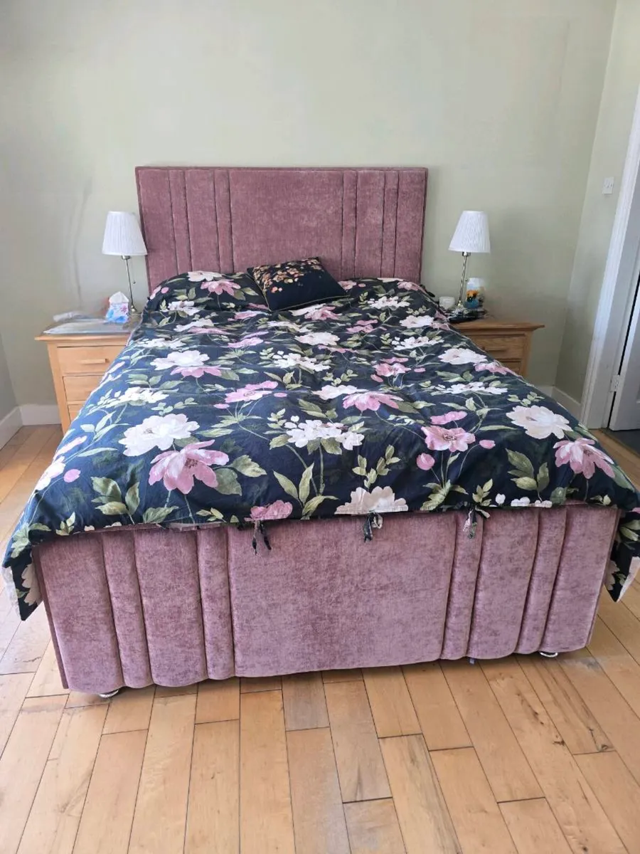 Bed frame - Image 1