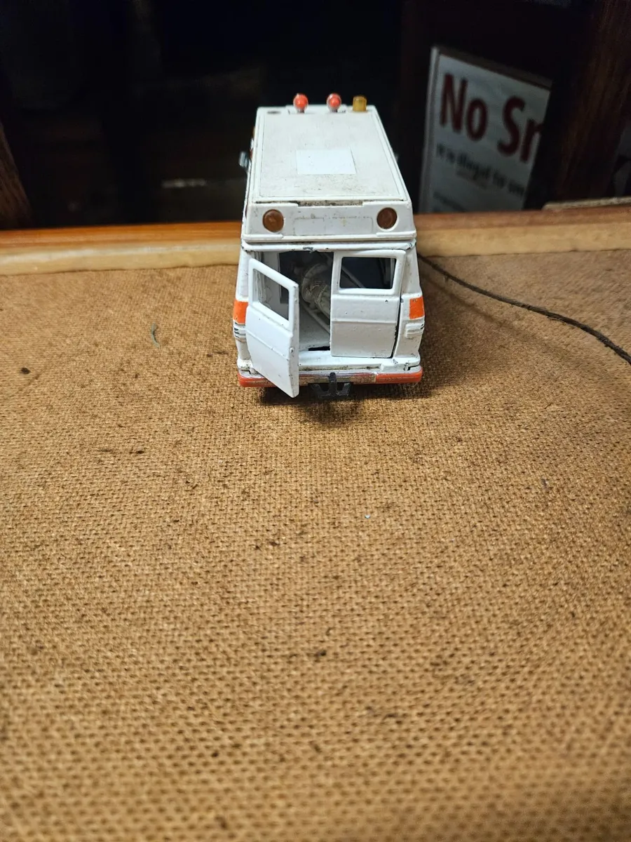 Matchbox Superkings Ambulance - Image 3