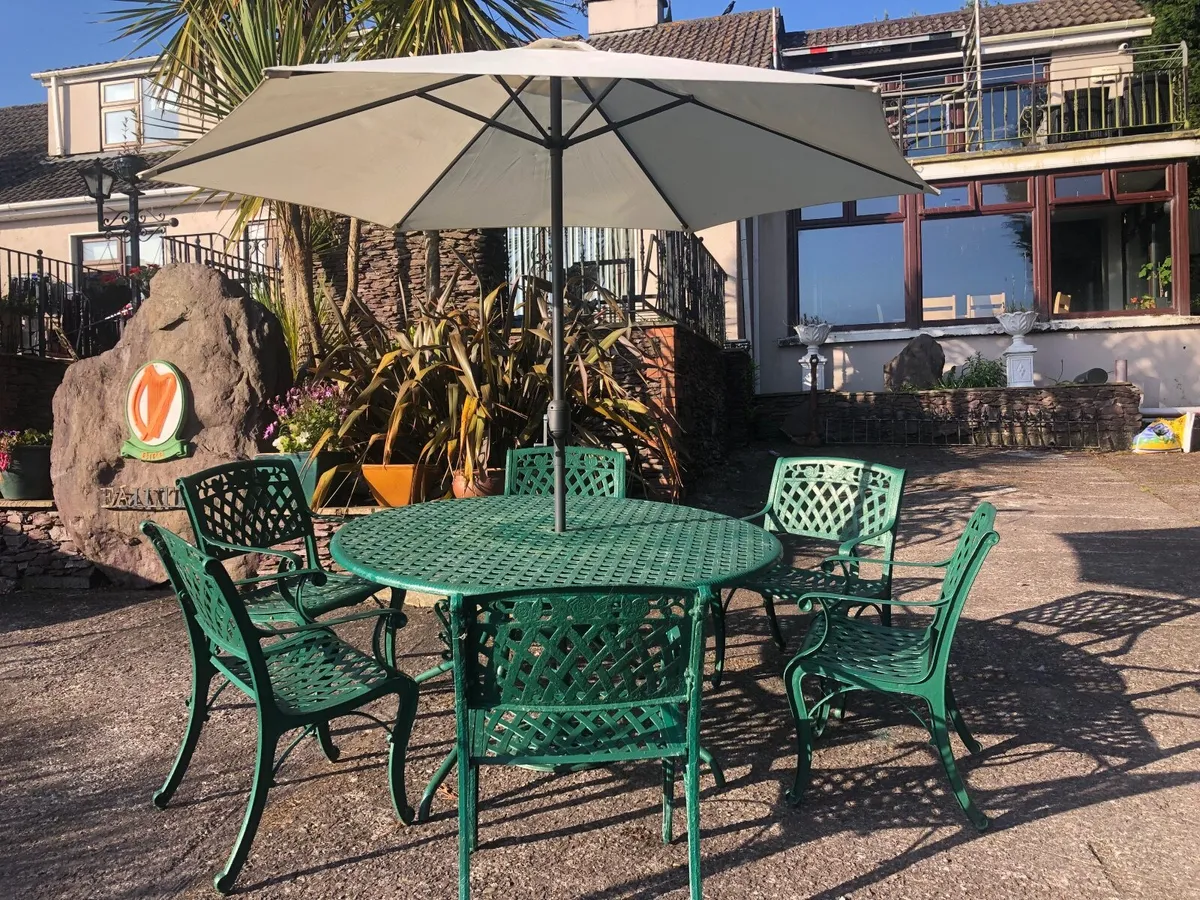 Cast aluminium garden table and chairs - Image 1