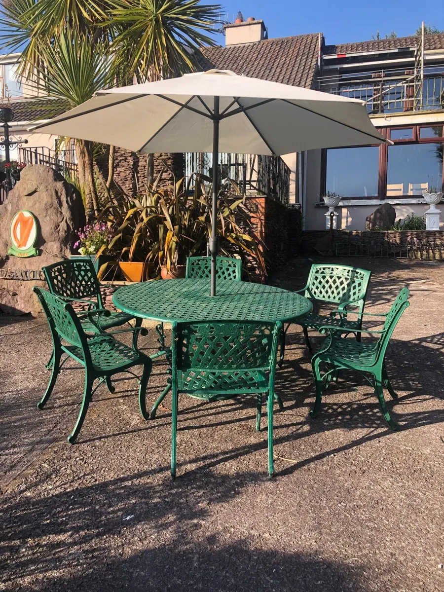 Cast aluminium garden table and chairs - Image 2