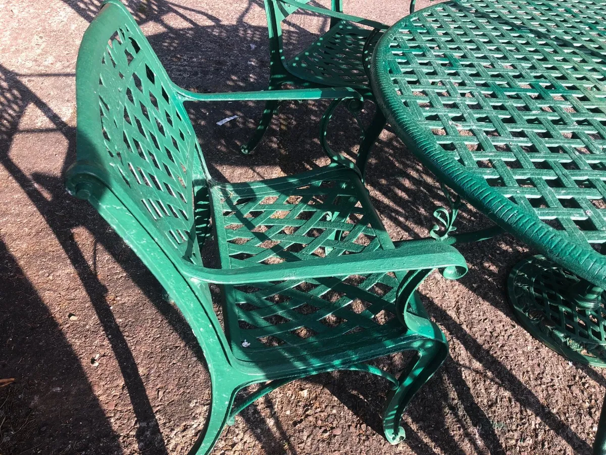 Cast aluminium garden table and chairs - Image 4
