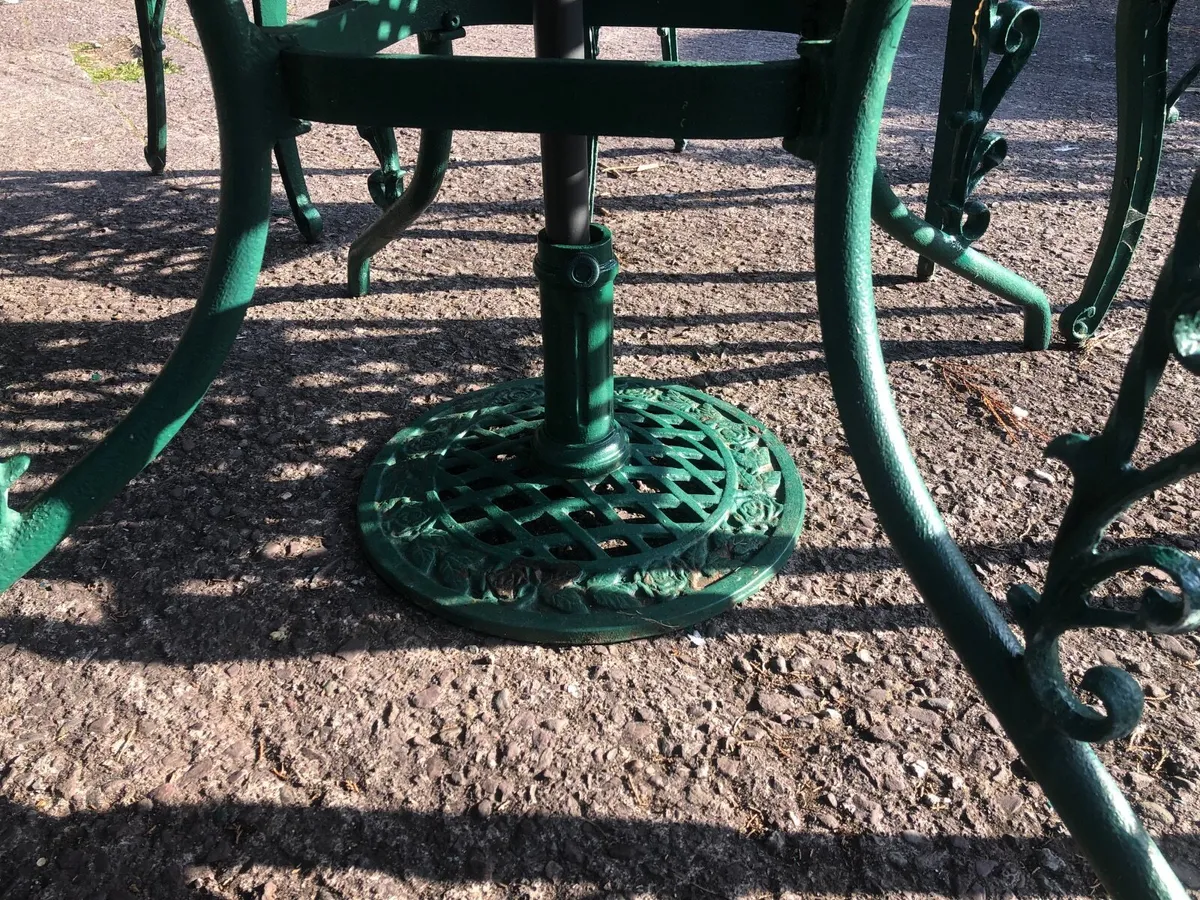 Cast aluminium garden table and chairs - Image 3