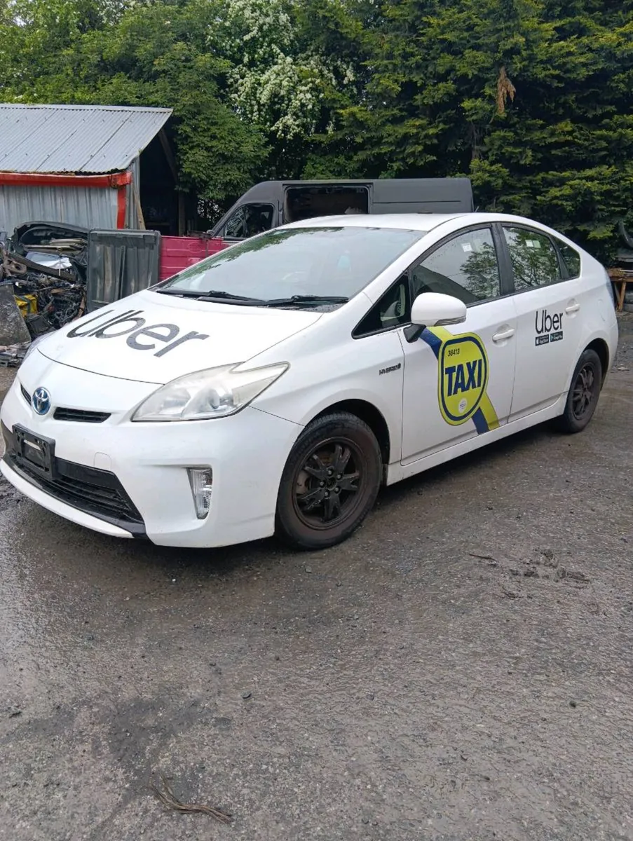 Breaking Toyota Prius 2012 hybrid - Image 1