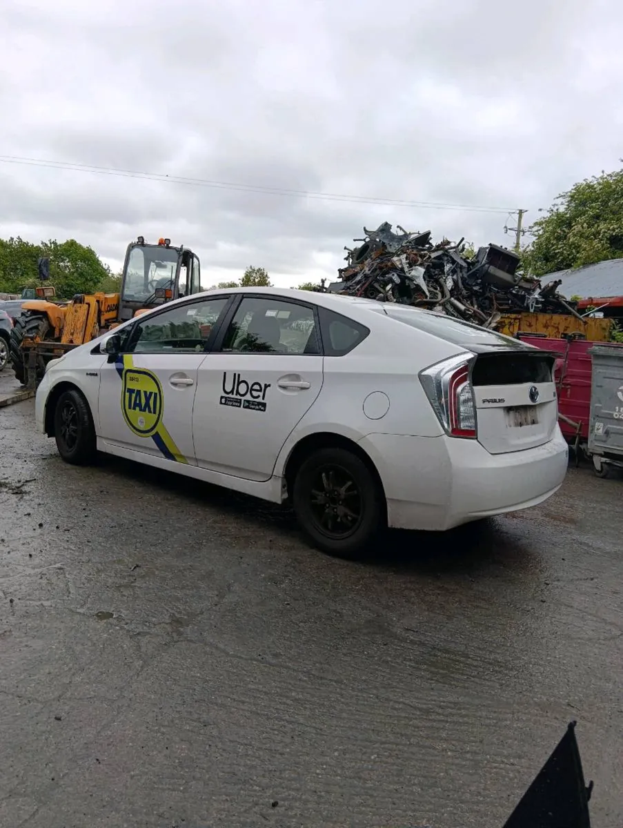 Breaking Toyota Prius 2012 hybrid - Image 2