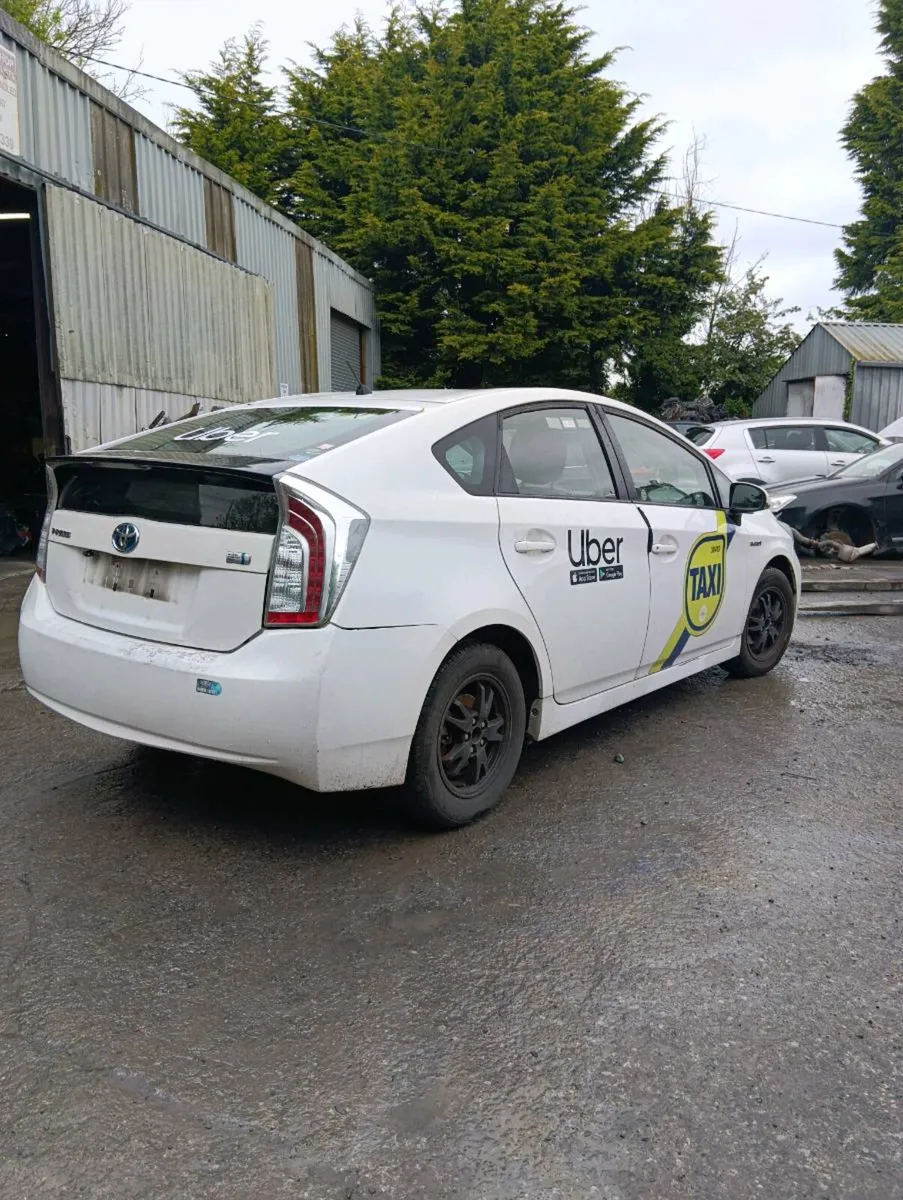 Breaking Toyota Prius 2012 hybrid - Image 3