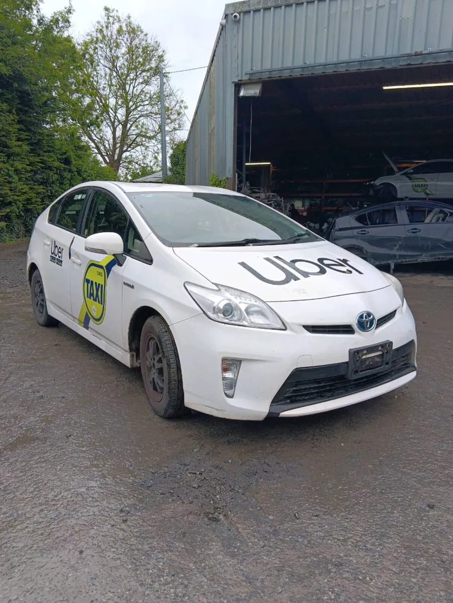 Breaking Toyota Prius 2012 hybrid - Image 4
