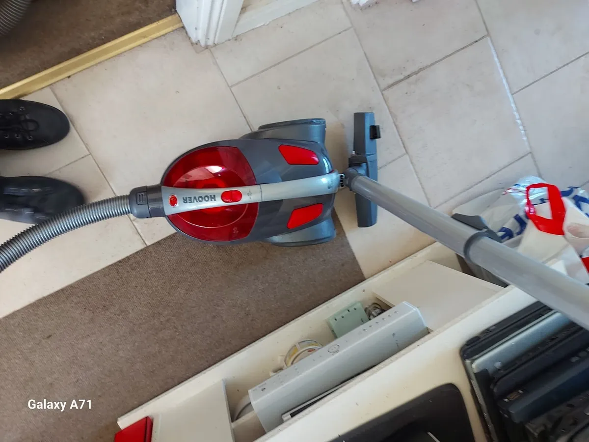 HOOVER Vacuum Cleaner Model SE71, Powerful suction - Image 4