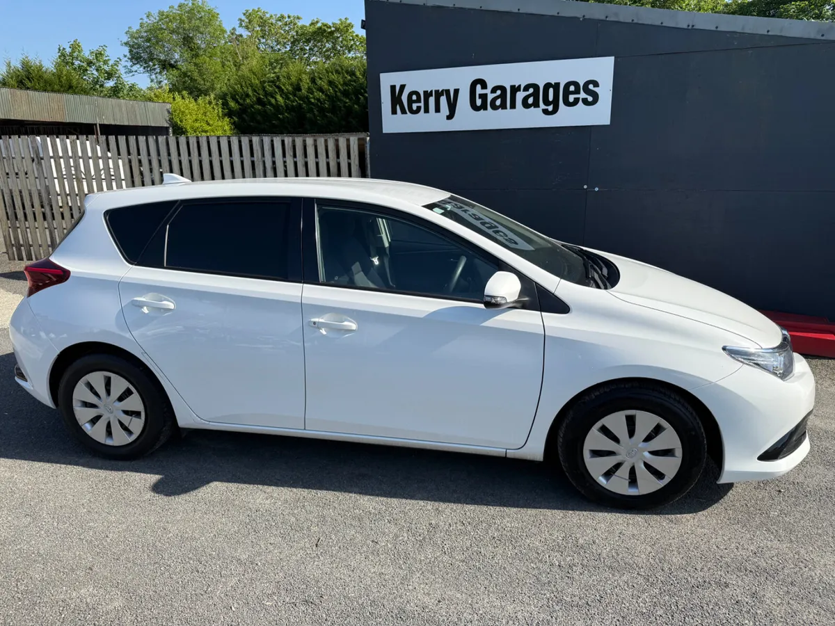 2017 Toyota Auris 1.4 diesel 1 owner - Image 2