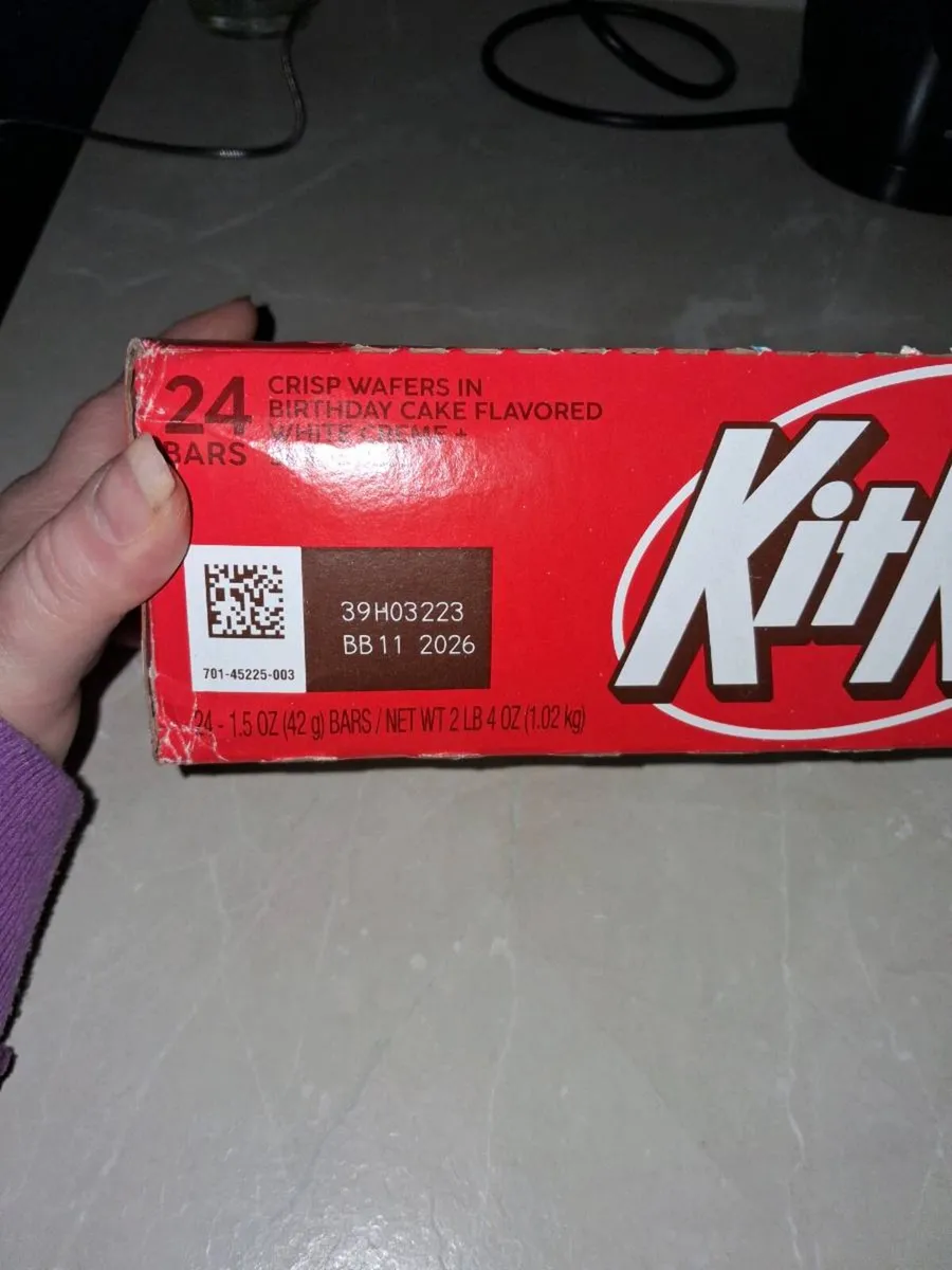 Kitkat birthday cake - Image 3