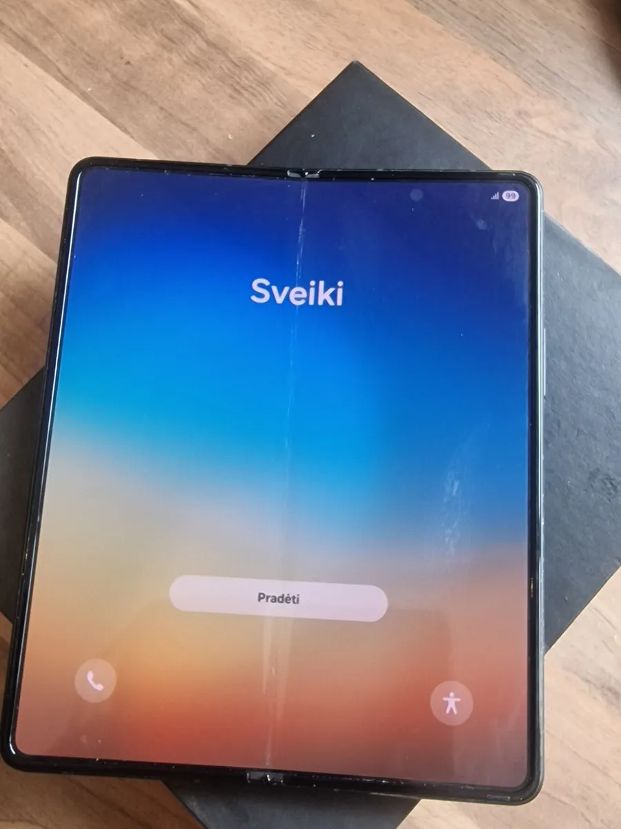 Samsung Galaxy Fold 3 - Image 2