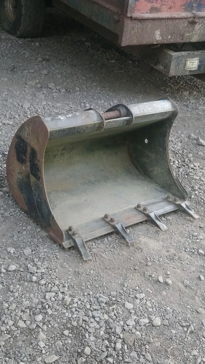 HITACHI ZAXIS DIGGER BUCKET 40mm pins - Image 1