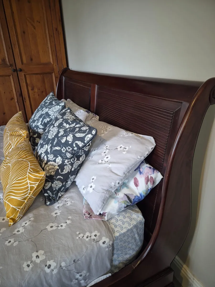 Superking Mahogany Sleigh Bed w/2 matching lockers - Image 2