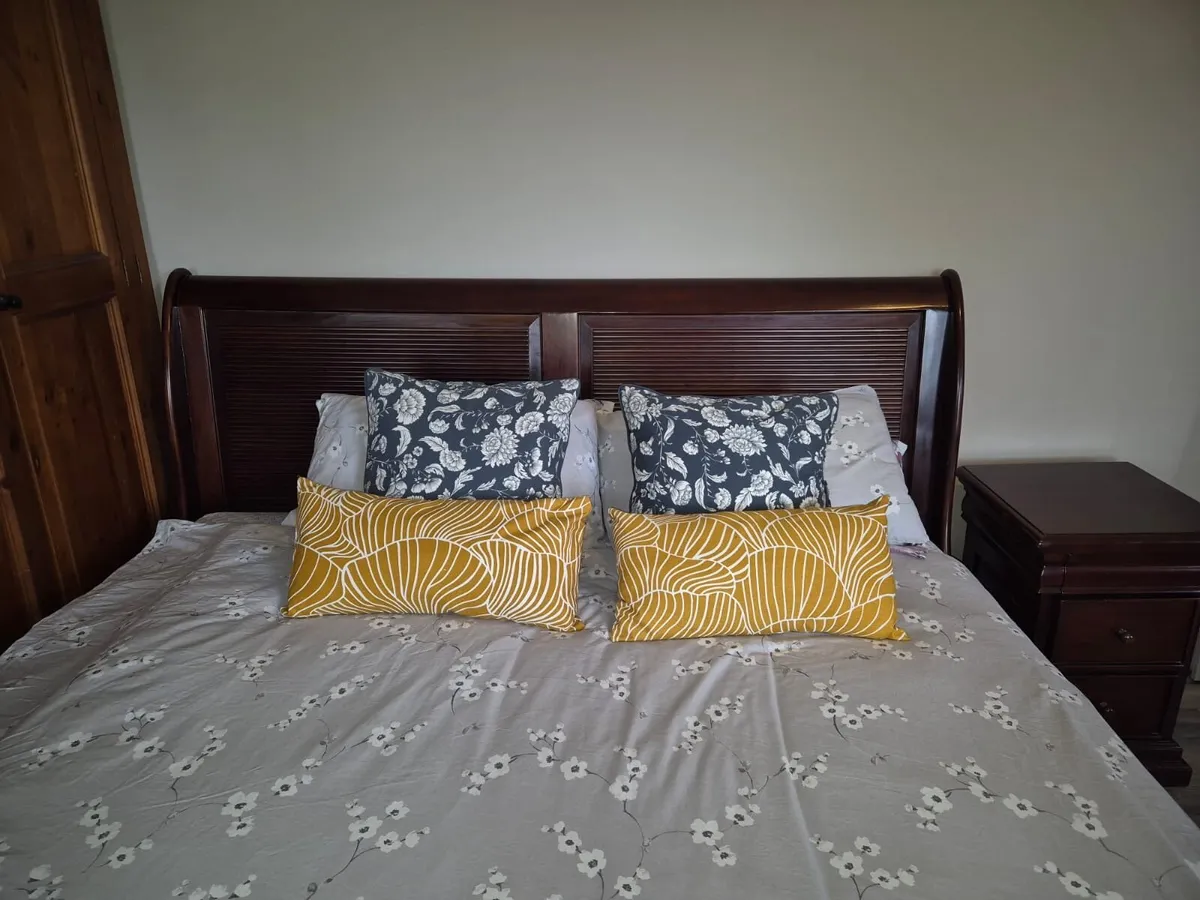 Superking Mahogany Sleigh Bed w/2 matching lockers - Image 3