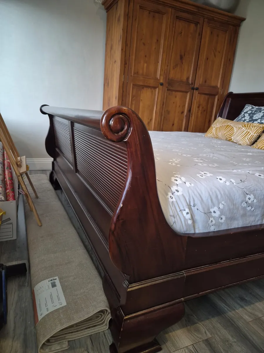 Superking Mahogany Sleigh Bed w/2 matching lockers - Image 4