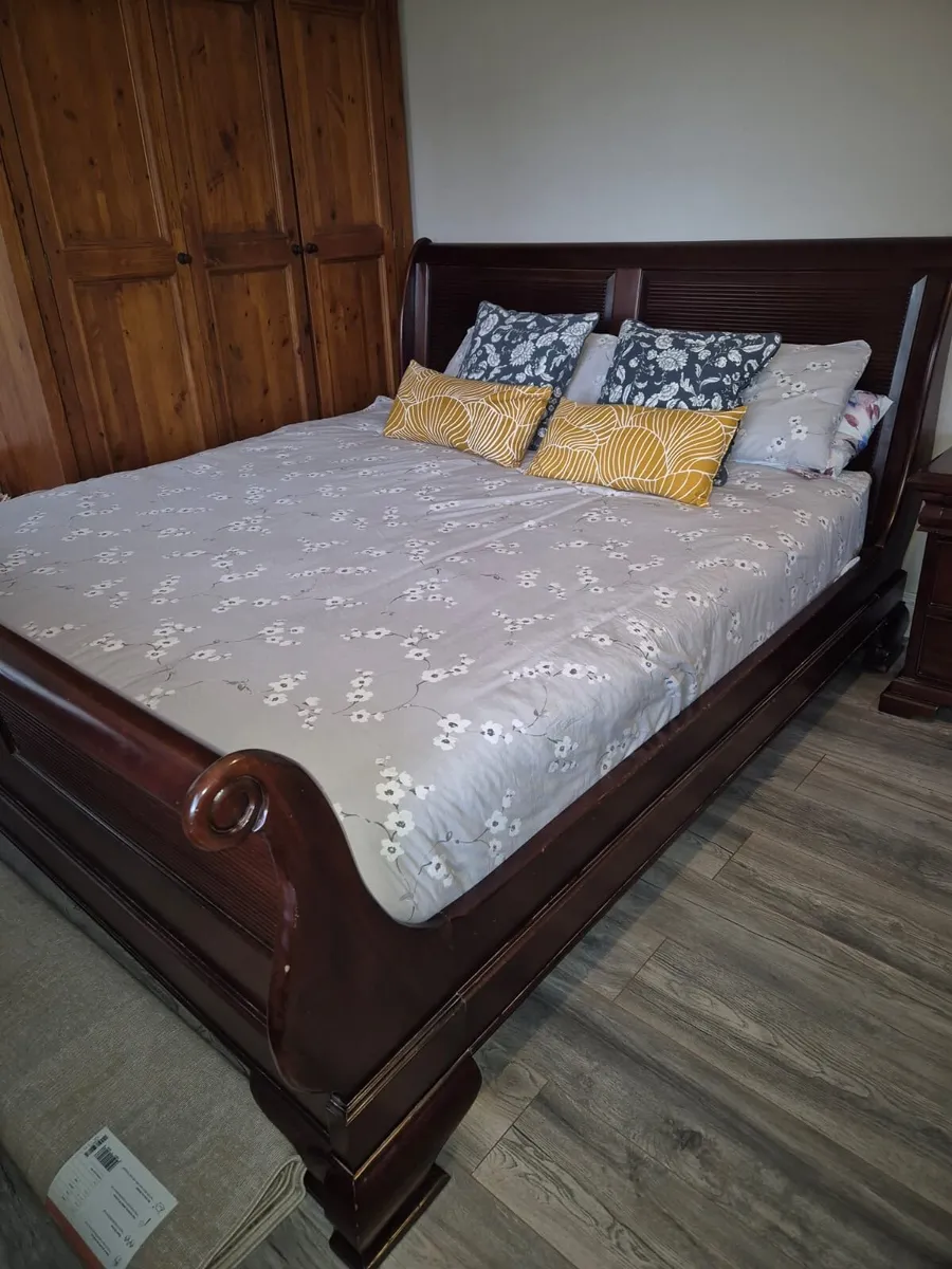 Superking Mahogany Sleigh Bed w/2 matching lockers - Image 1