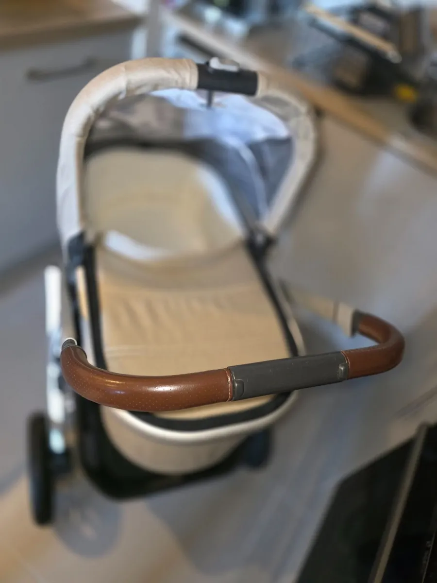 Fantastic cond Uppababy vista V2 pram and buggy - Image 4