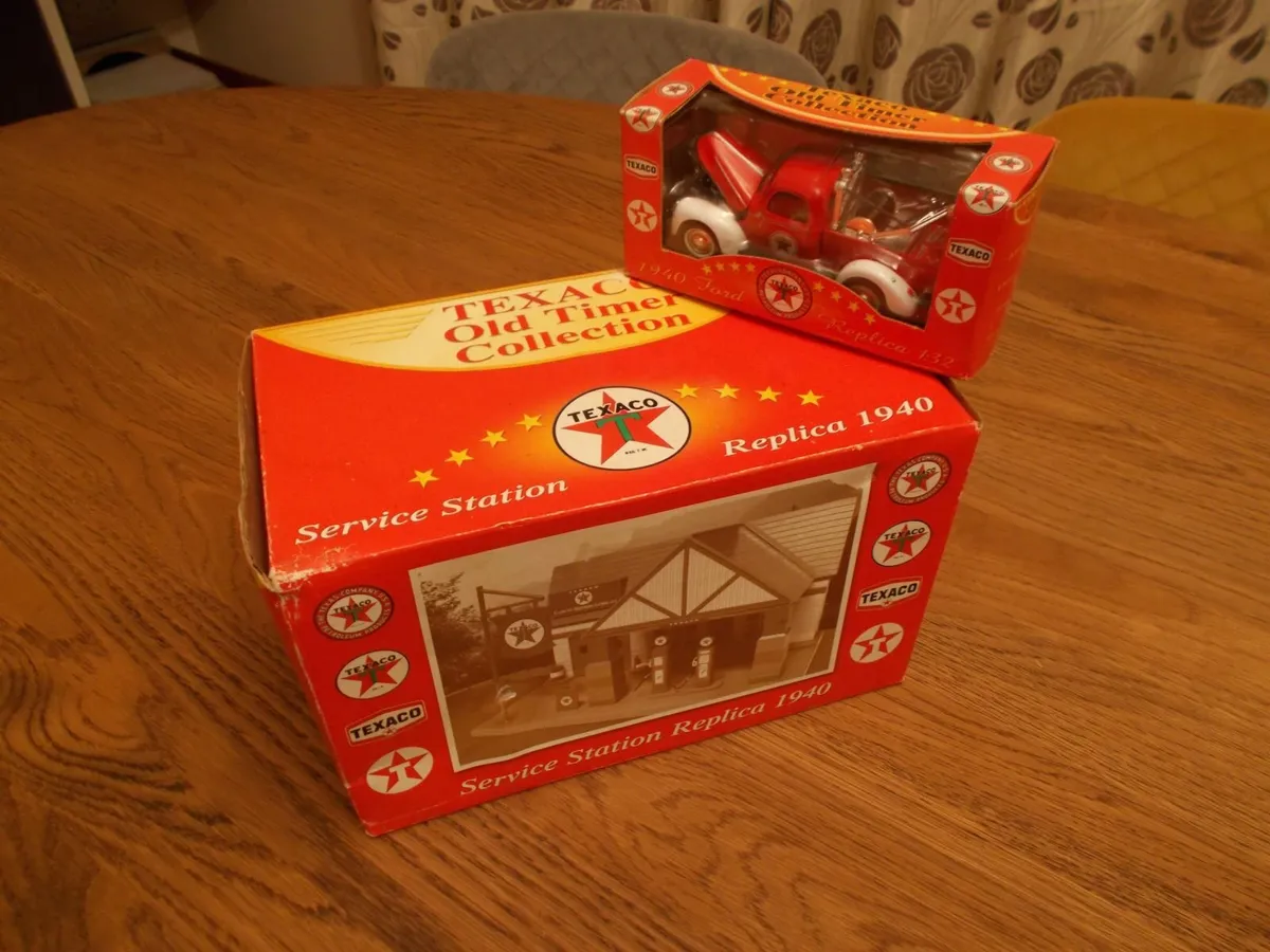 New Texaco Garage and Ford Truck - Image 1