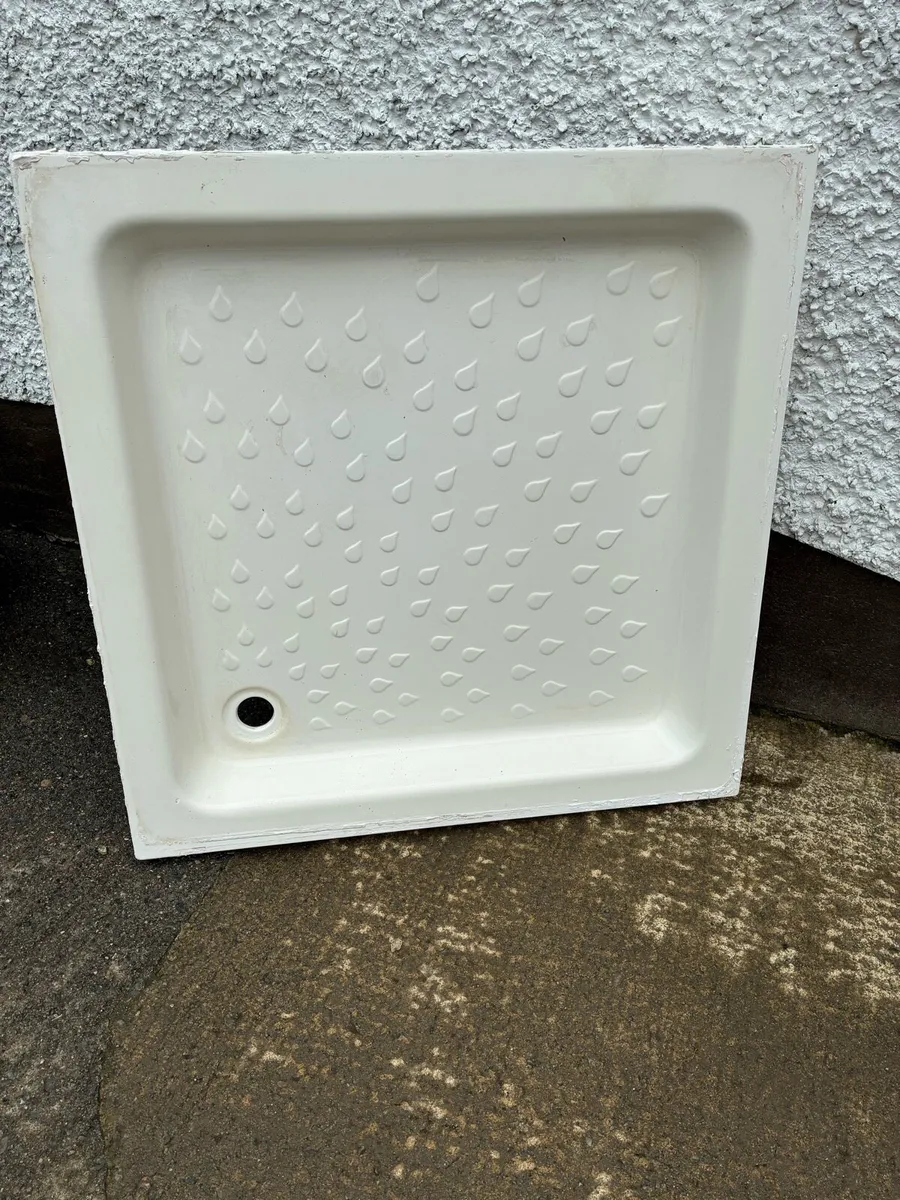 Shower tray and surround - Image 1