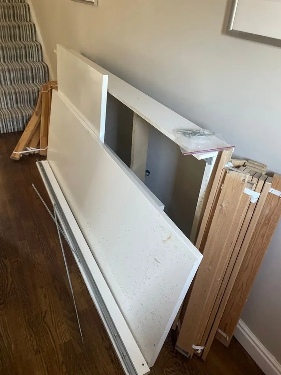 Single bed with pull out extra mattress - Image 1