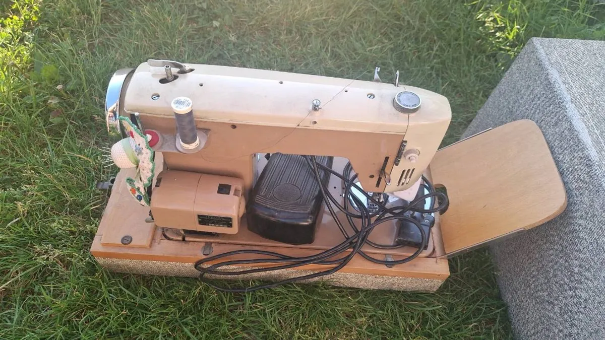 Sewing machine - Image 2