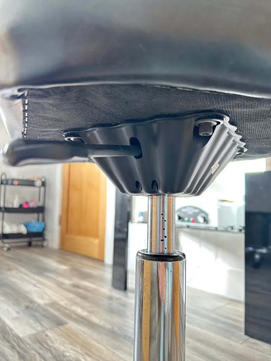 Saddle stool - Image 3