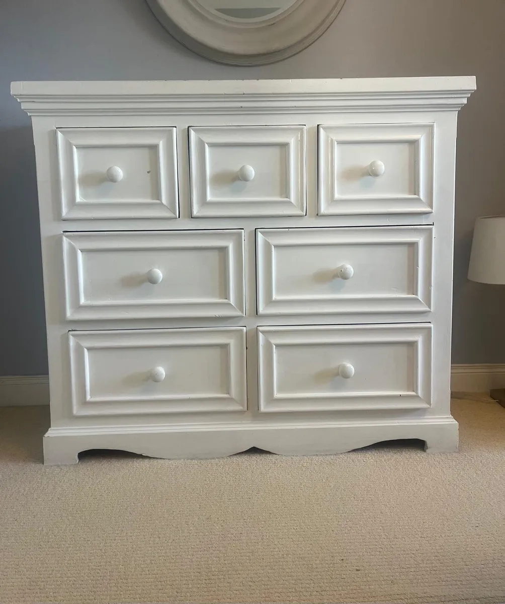 Bedroom chest of drawers & bedside lockers - Image 1
