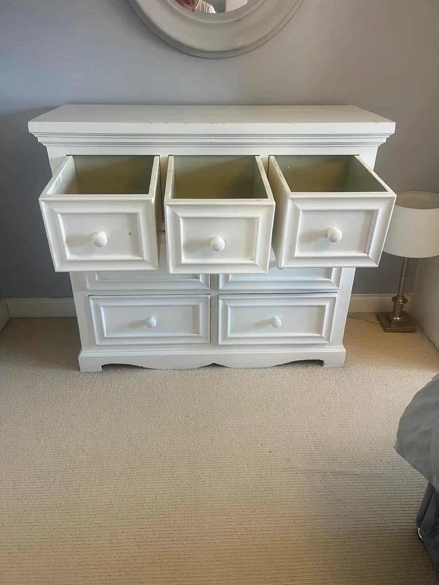Bedroom chest of drawers & bedside lockers - Image 3