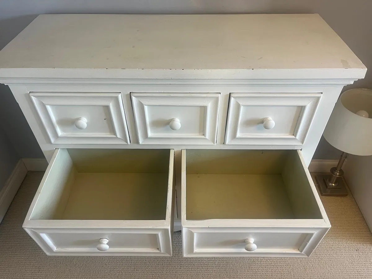 Bedroom chest of drawers & bedside lockers - Image 4