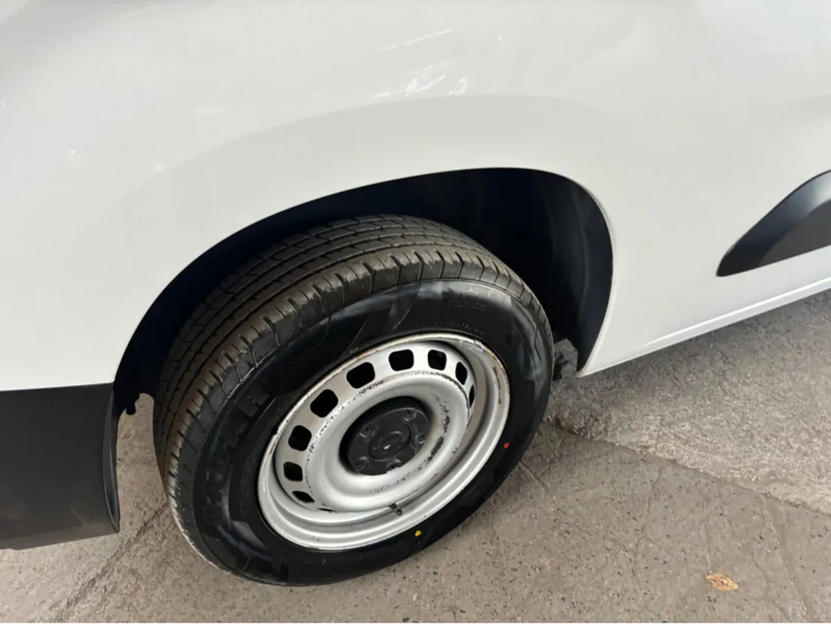Opel Combo 1.5 DSL 3 Seater 6 Speed €12926 plus va - Image 3