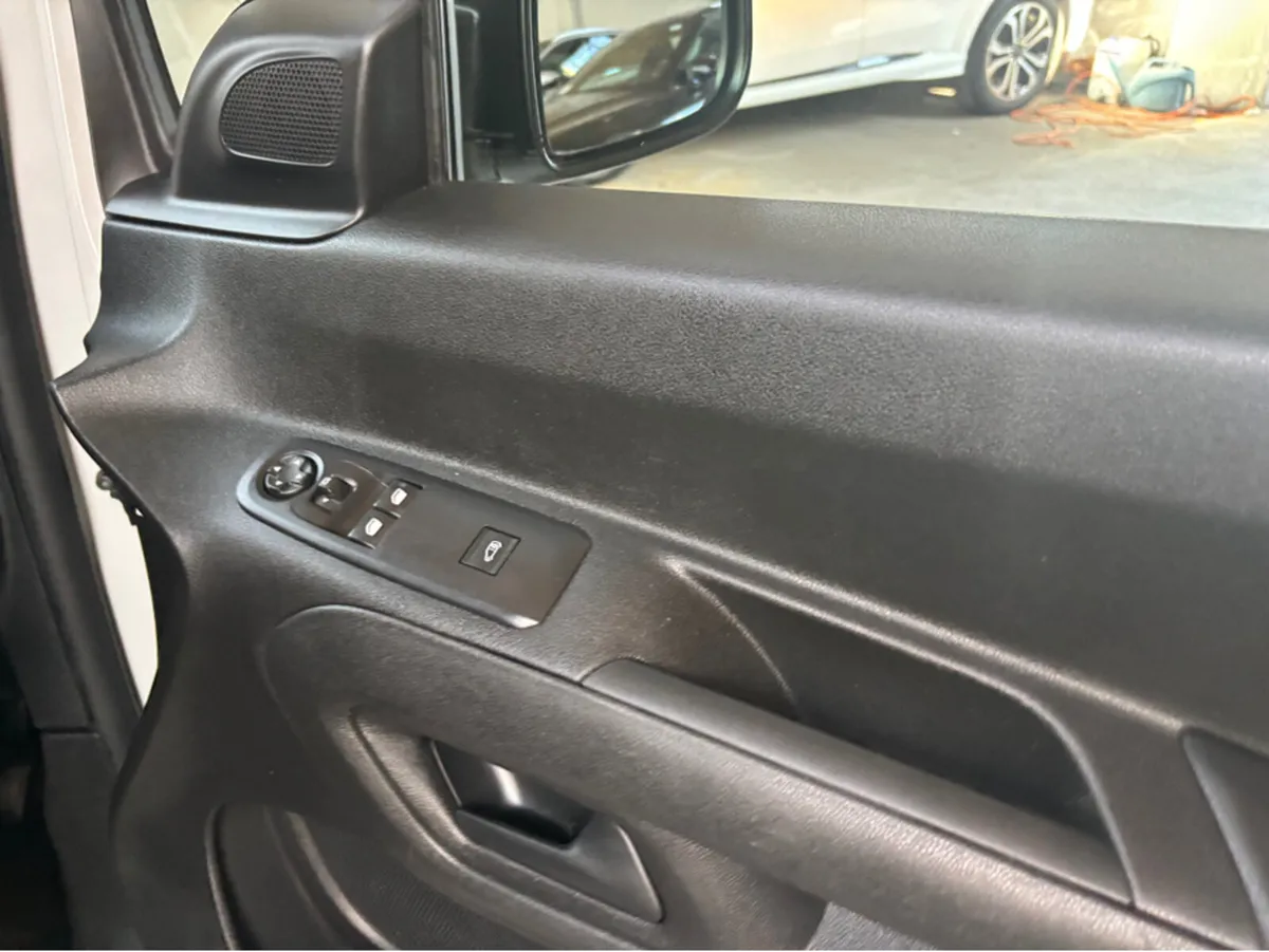 Opel Combo KOMF L1H1-1.5 100PS D 3DR KOMFORT TRIM - Image 1