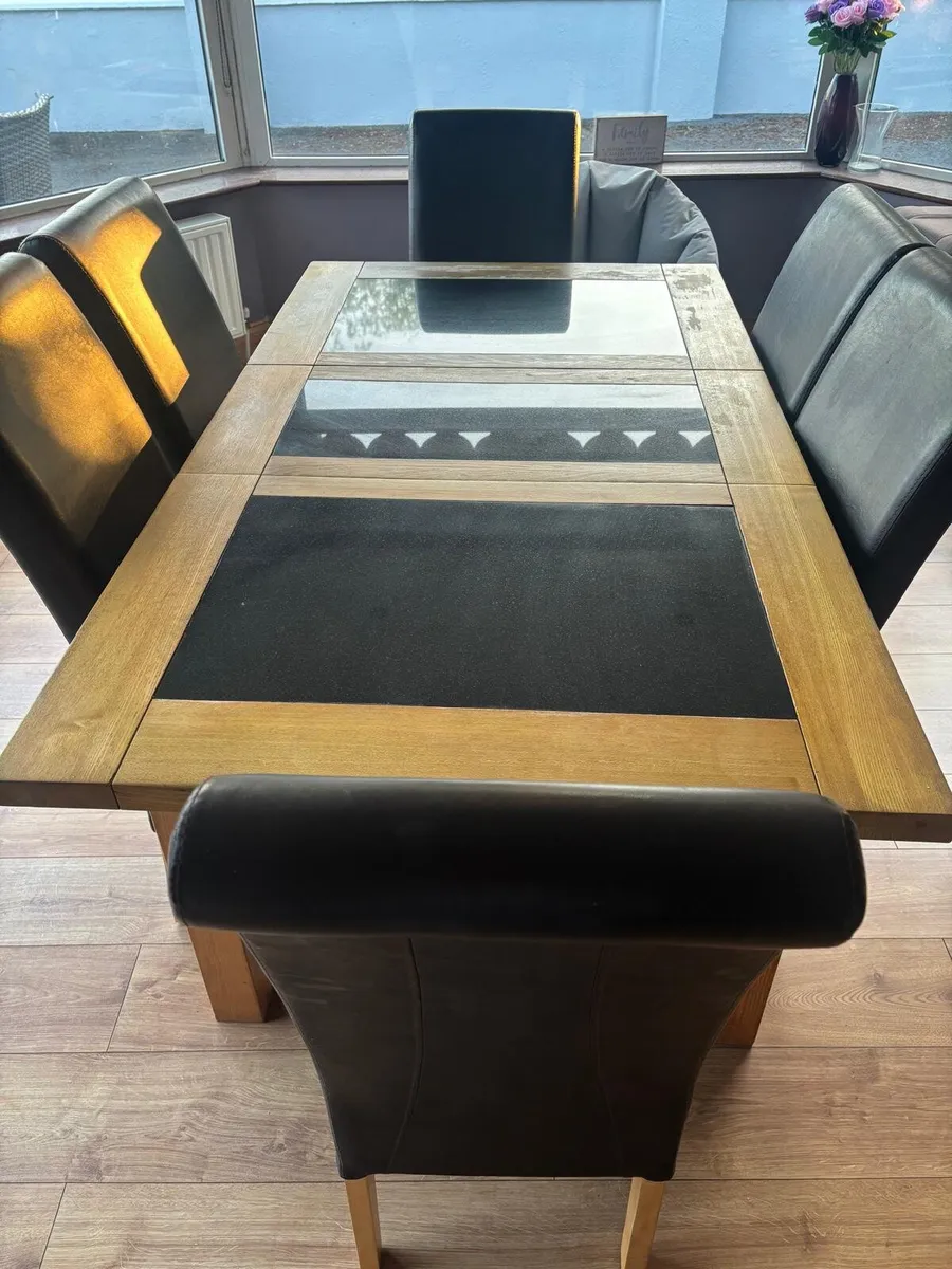 Table and chairs - Image 1