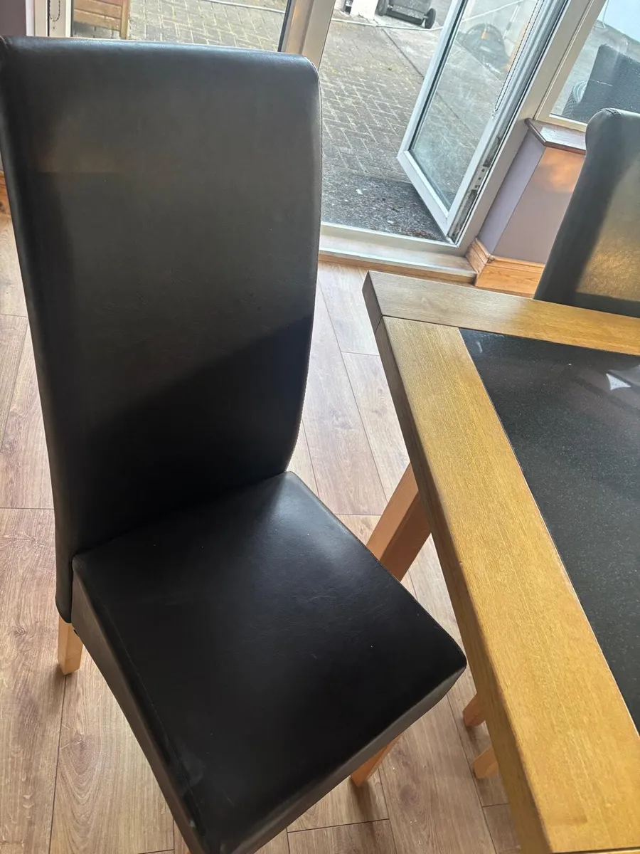 Table and chairs - Image 2