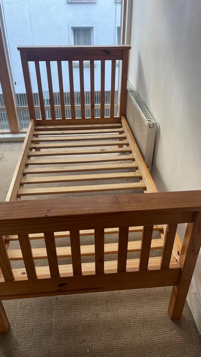 Single bed - Image 1