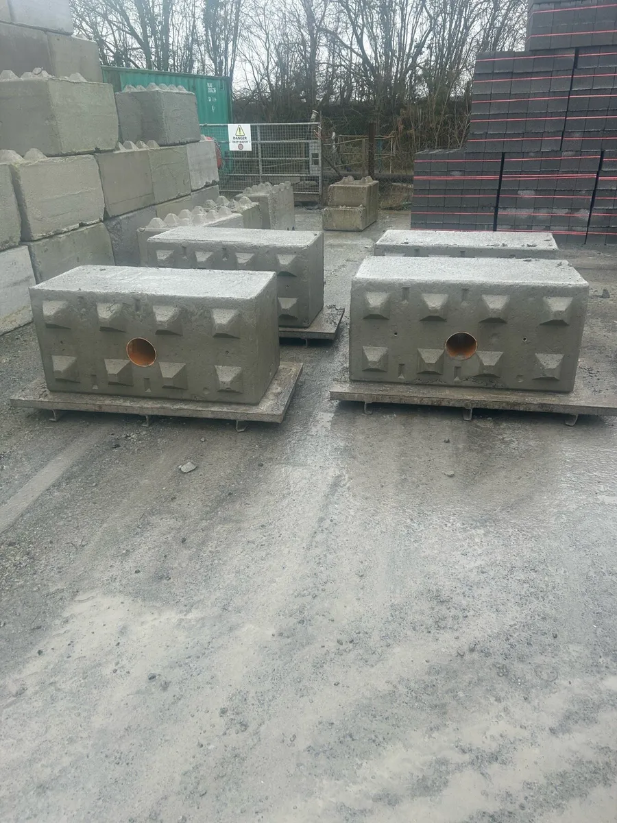 Concrete Kelly / Lego Blocks