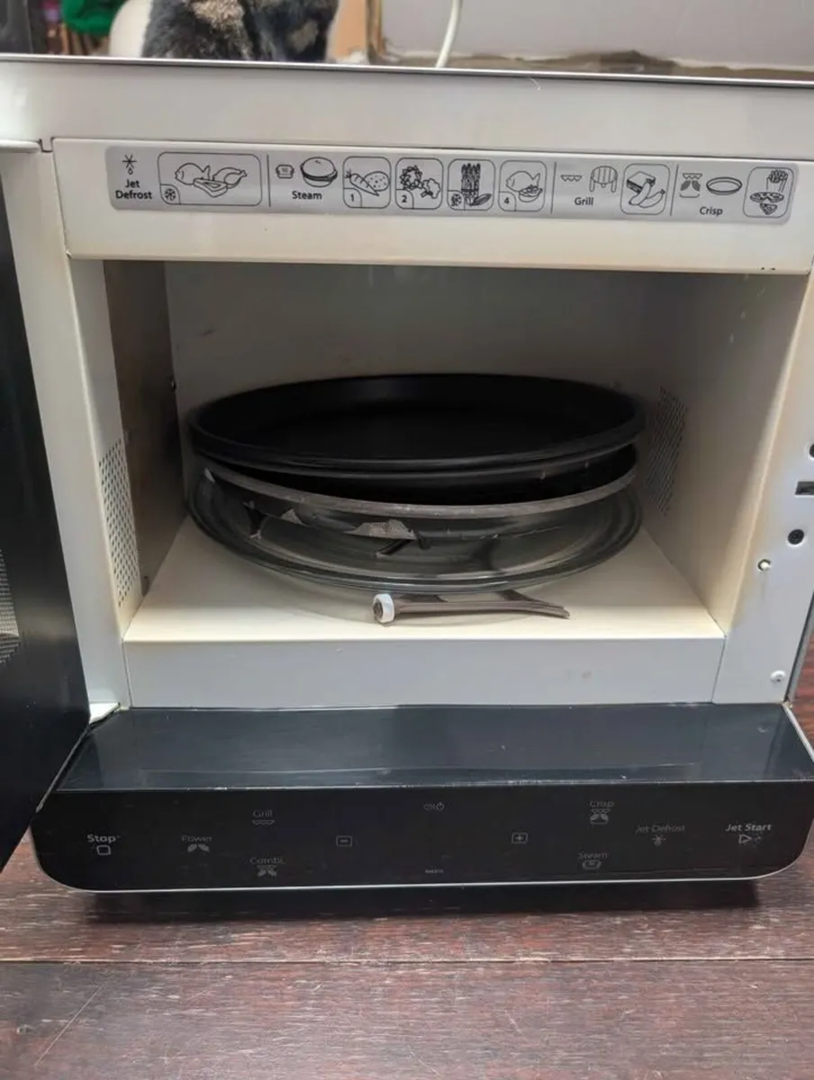 Whirlpool MAX 39S Compact Microwave with Grill - Image 3