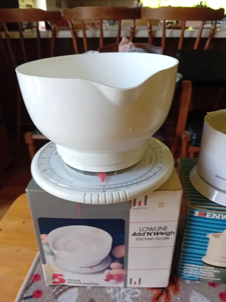 Kitchen scales, electric juicer and mini iron - Image 2