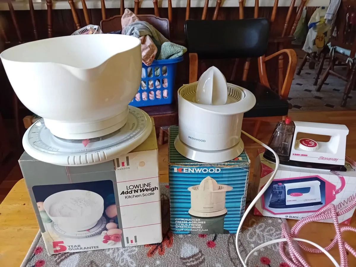 Kitchen scales, electric juicer and mini iron - Image 1