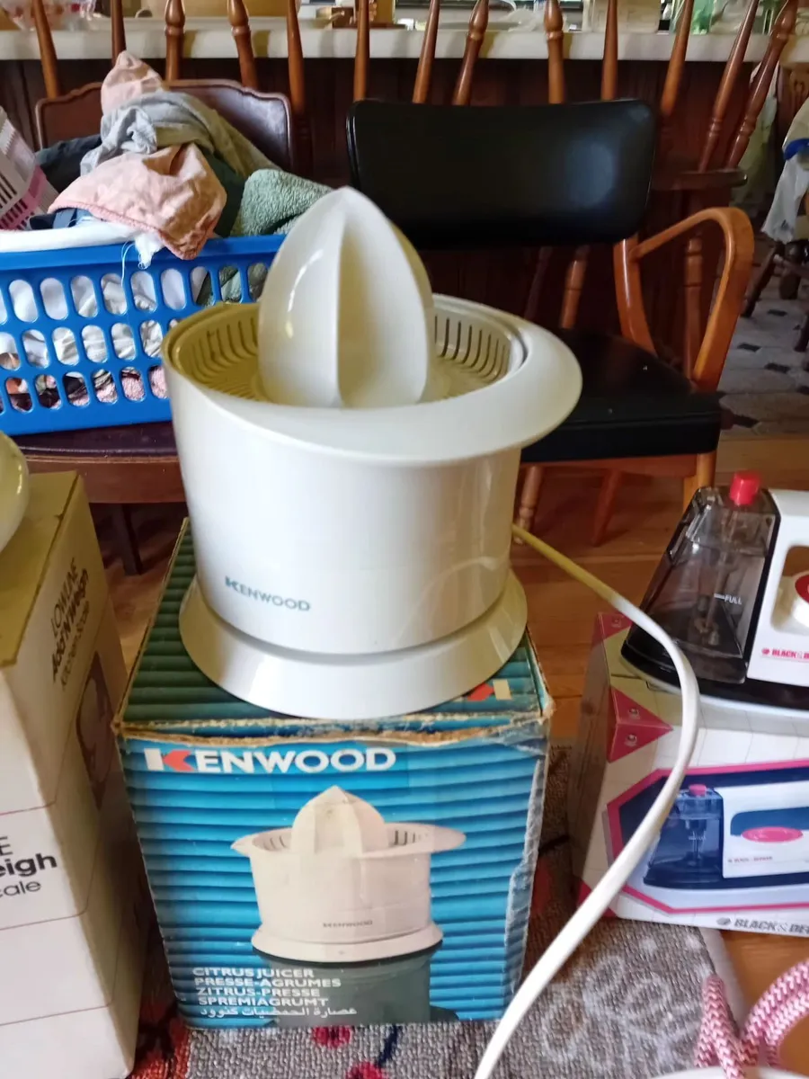 Kitchen scales, electric juicer and mini iron - Image 3