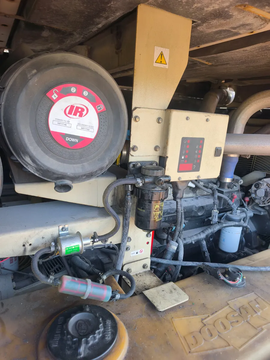 Doosan / Ingersoll rand 1300 cfm road compressor - Image 3
