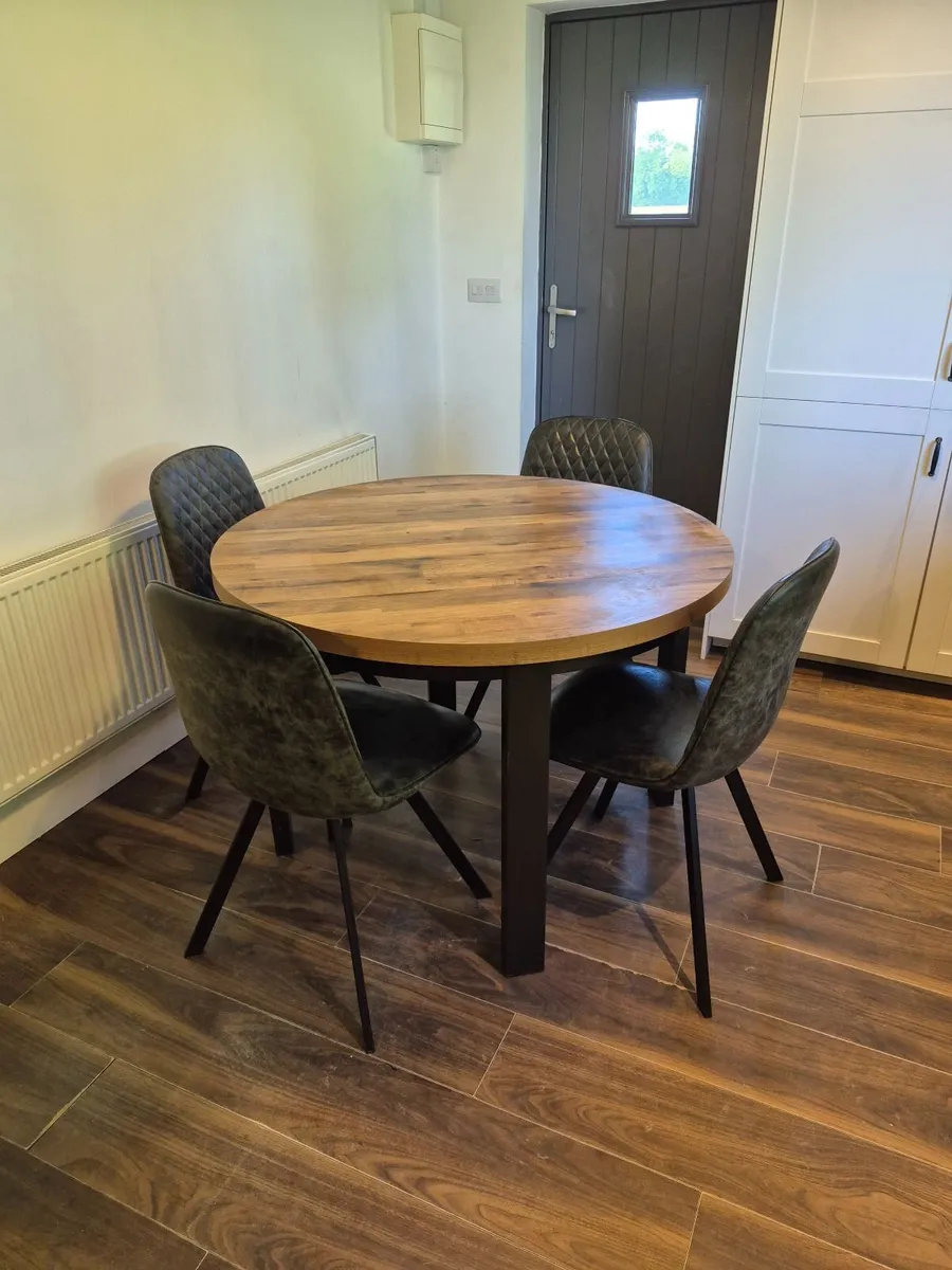 Round Dining Room Table and Chairs - Image 1