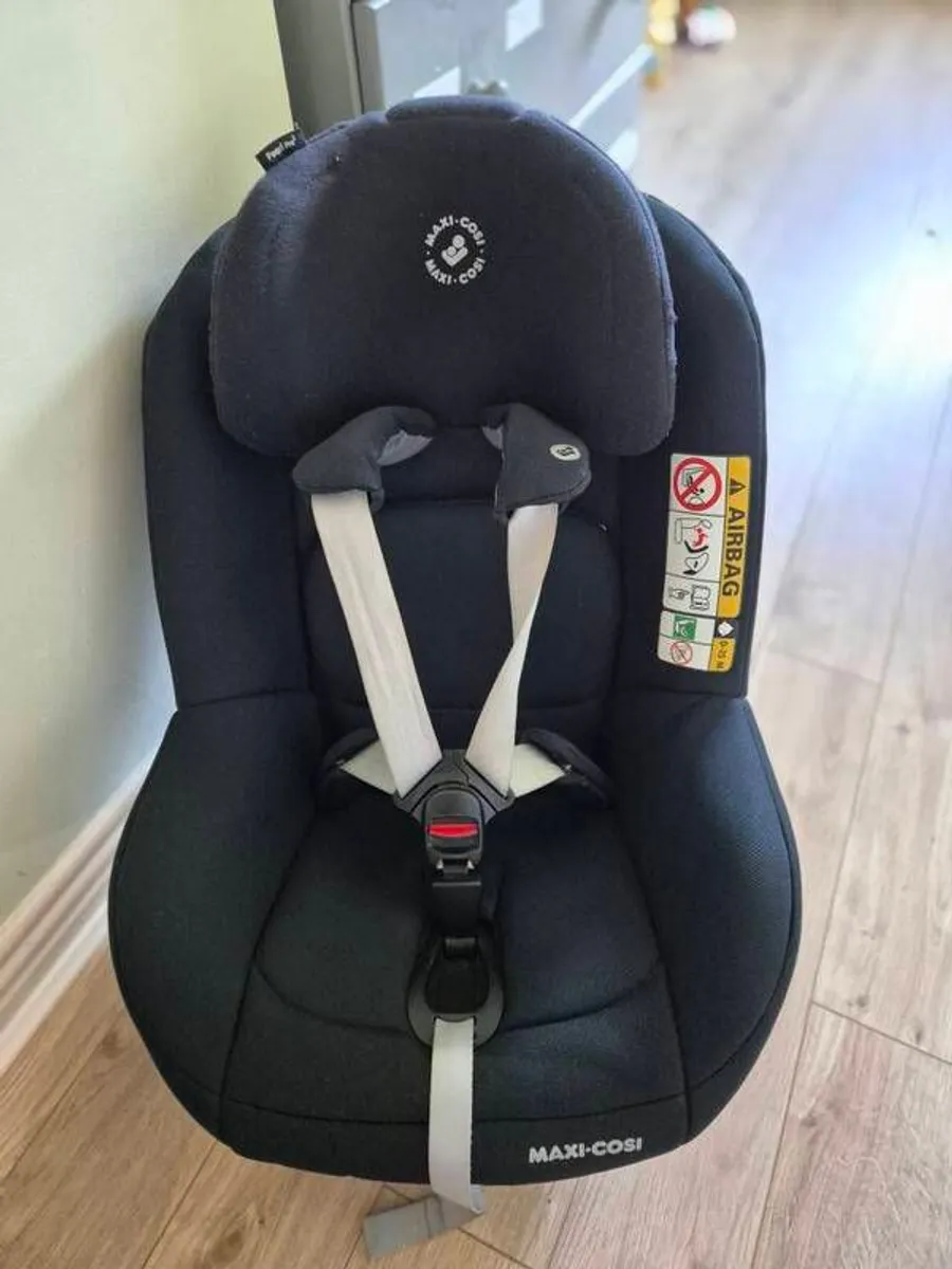 Maxi Cosi Pearl Pro 2 Car Seat and Family Fix 3 isofix base - Image 1