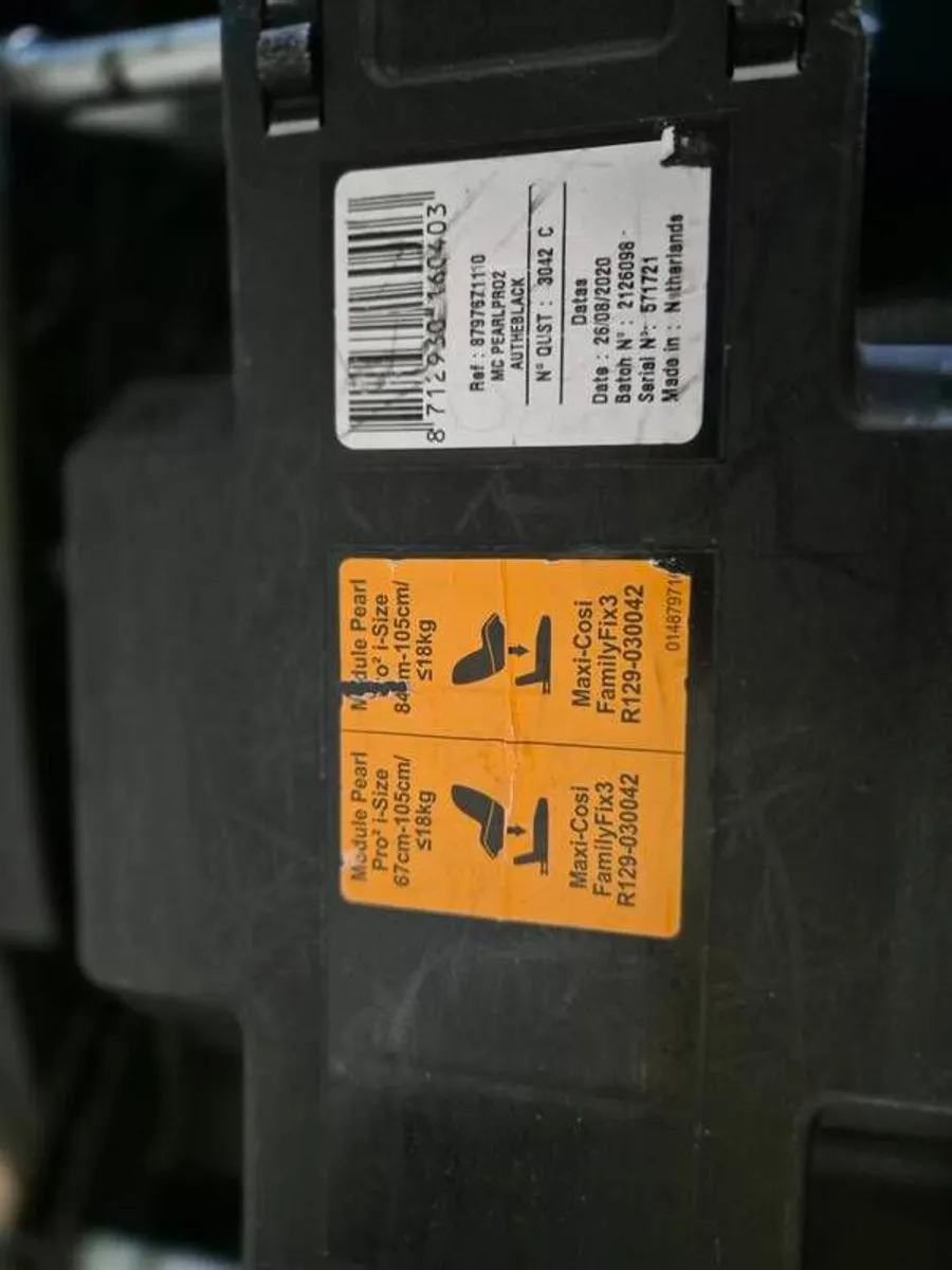 Maxi Cosi Pearl Pro 2 Car Seat and Family Fix 3 isofix base - Image 2