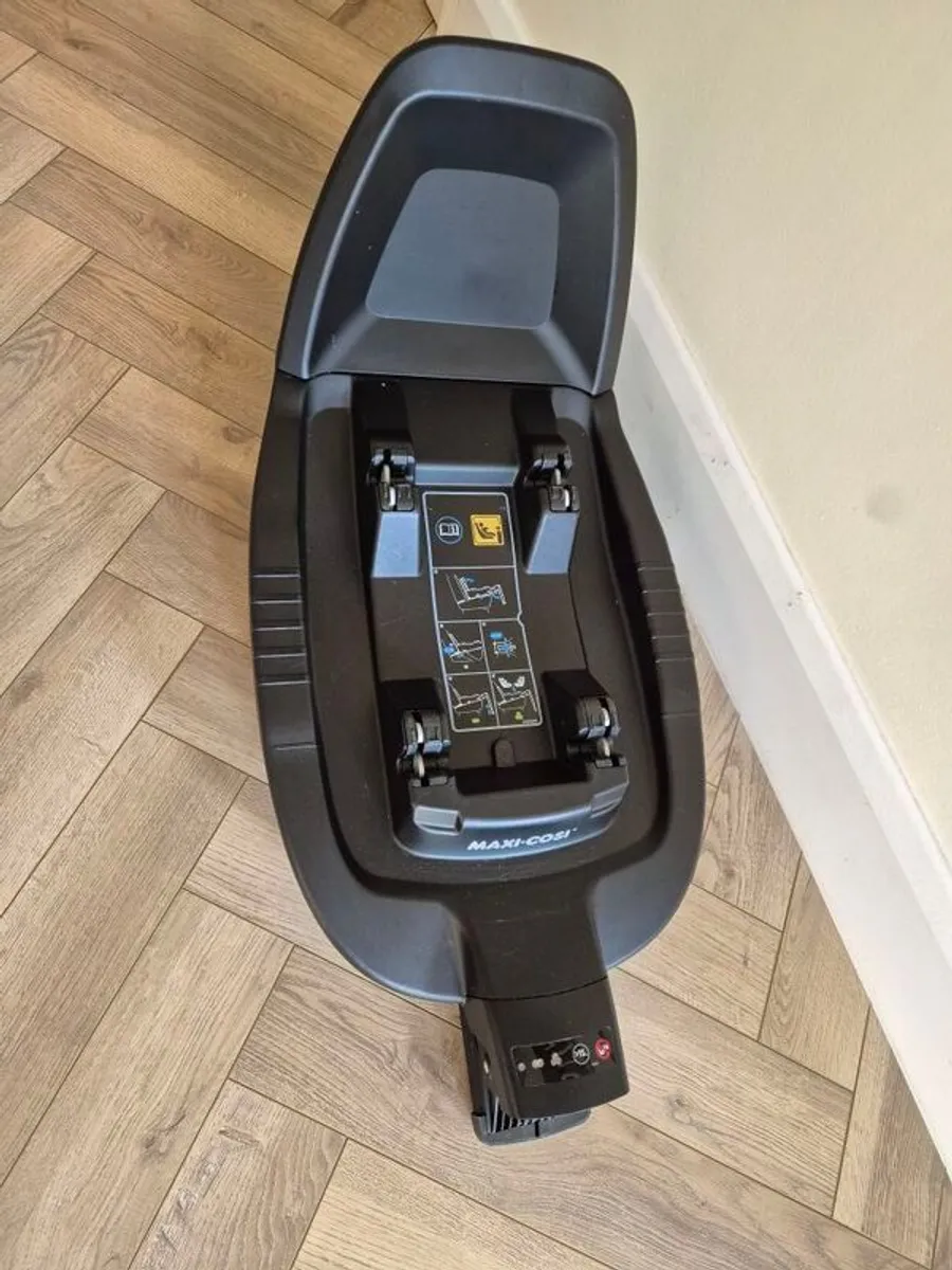 Maxi Cosi Pearl Pro 2 Car Seat and Family Fix 3 isofix base - Image 3