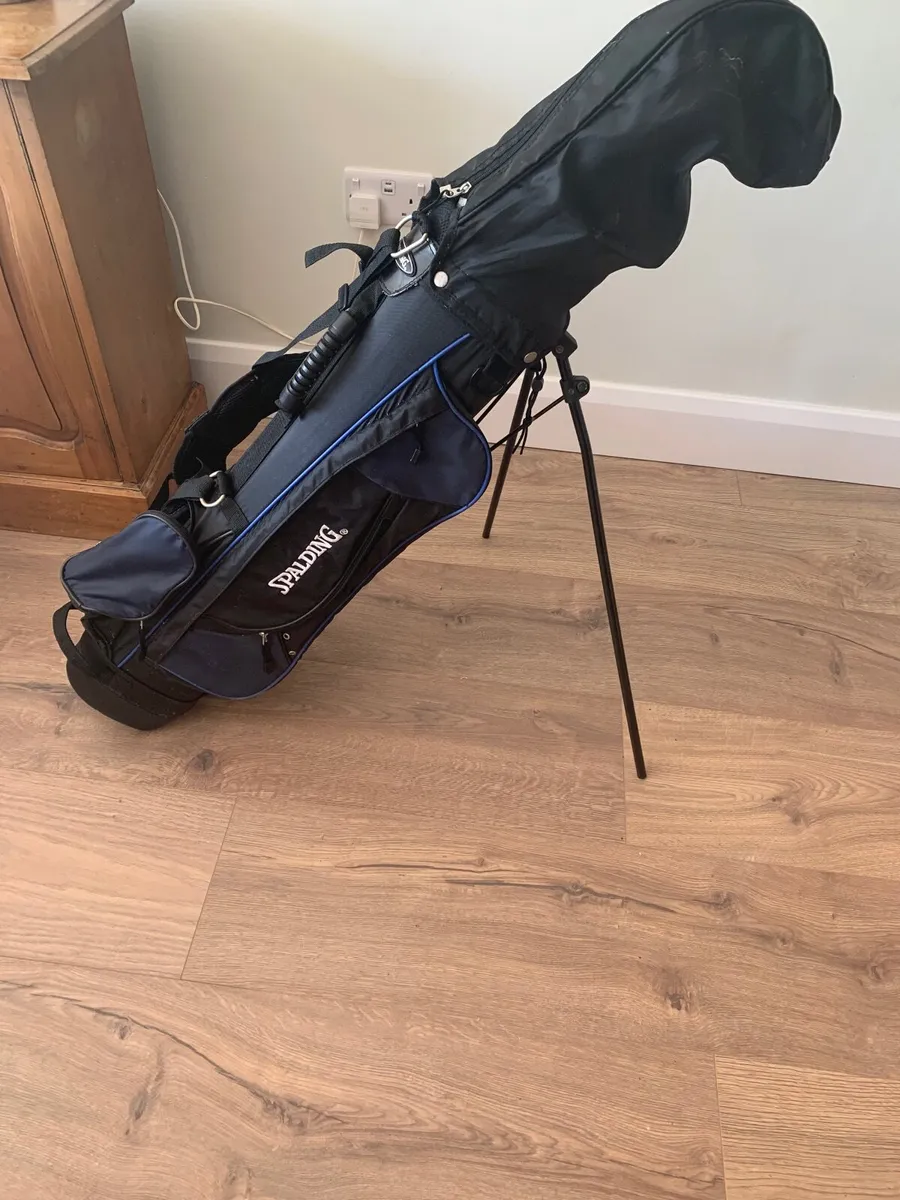 Child’s golf clubs and bag - Image 1