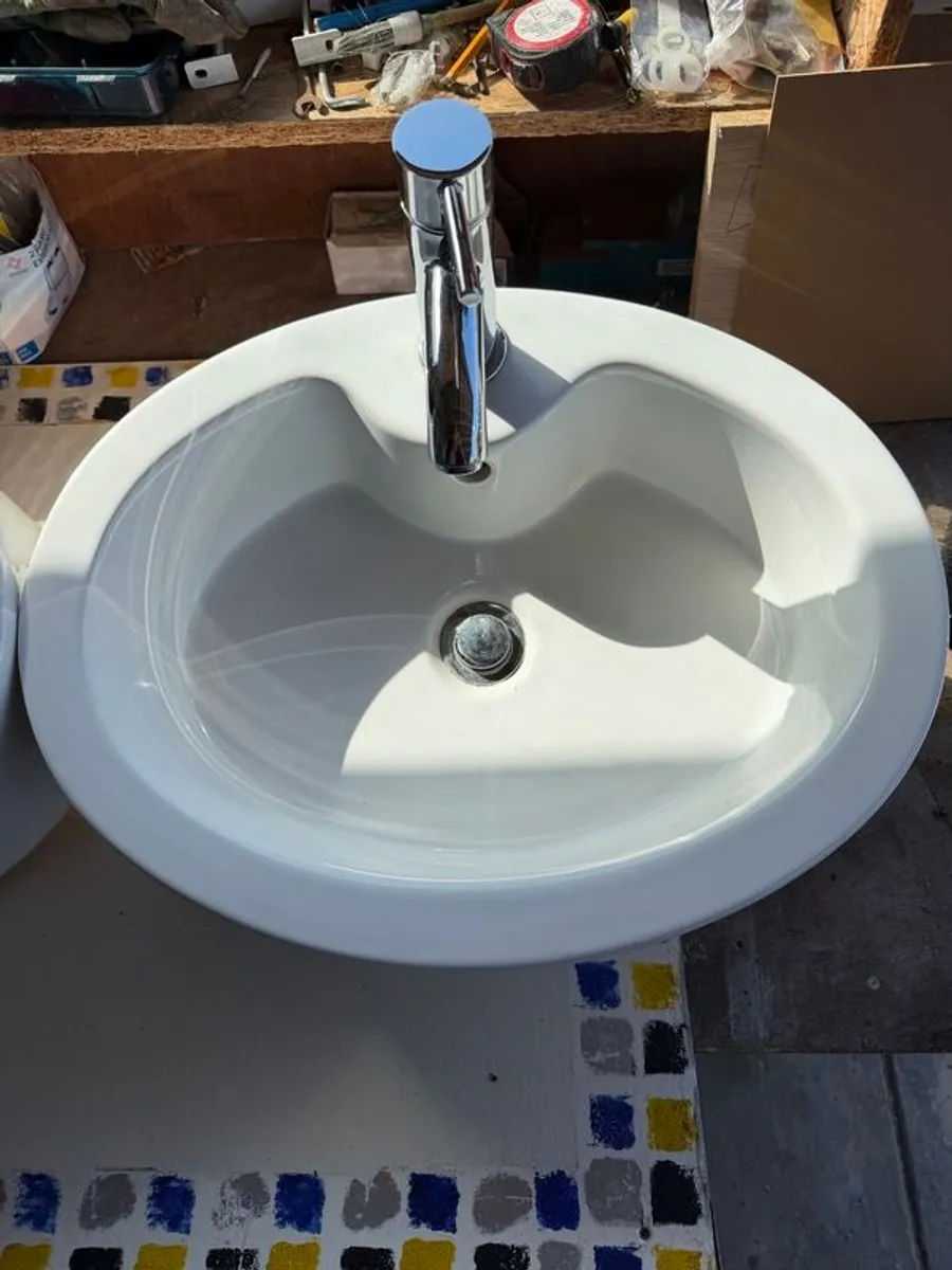 Two sinks with taps - Image 2