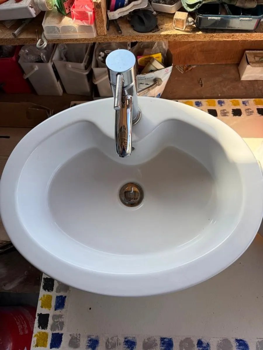 Two sinks with taps - Image 3