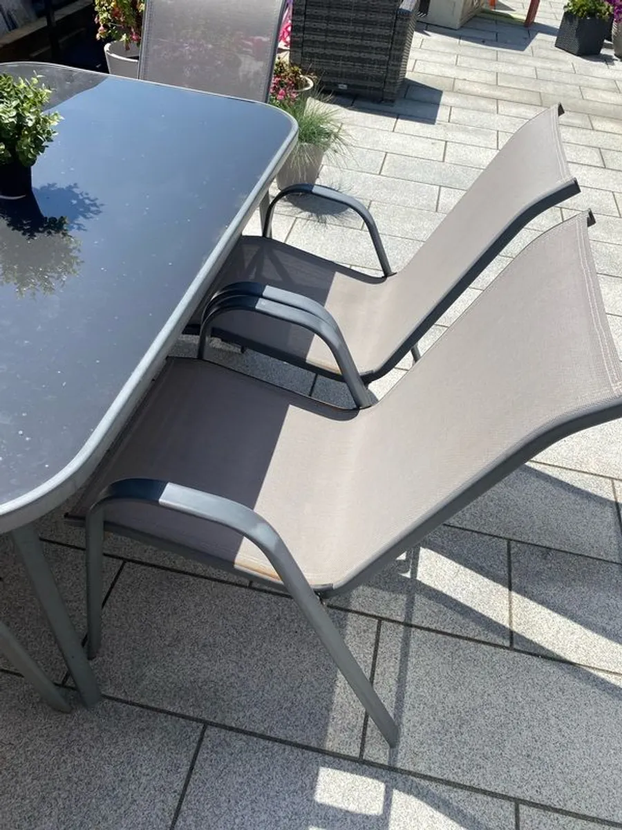 table & chairs - Image 4