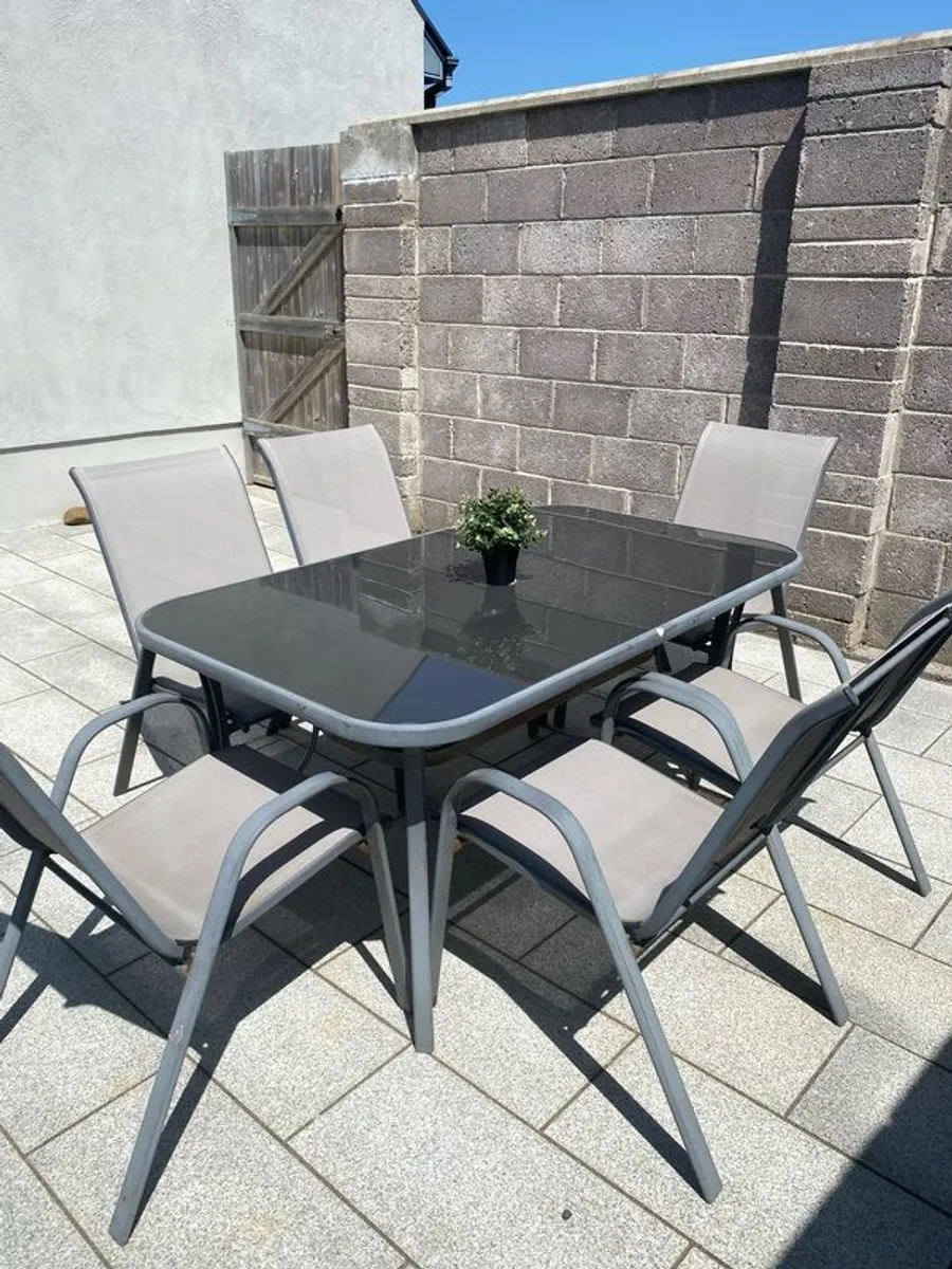 table & chairs - Image 1